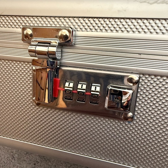 Silver Lockable Storage Case - Picture 5 of 7